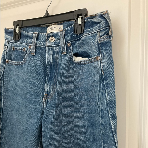 Abercrombie & Fitch Heavyweight Rigid Mid Rise Barrel Jean - Picture 3 of 3
